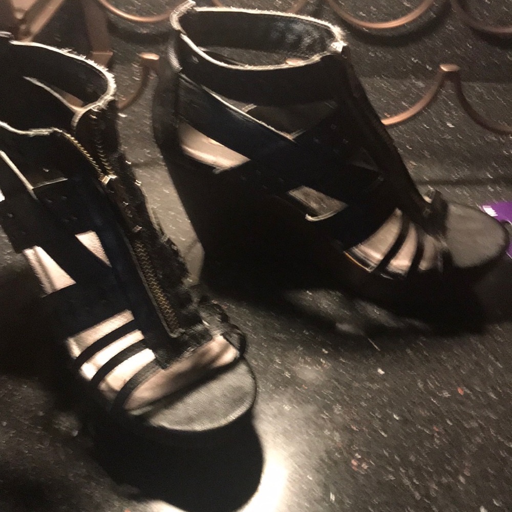 Black wedge heels